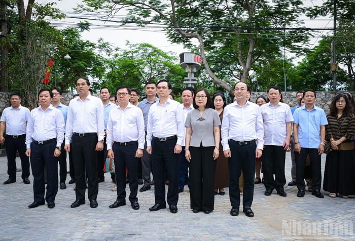Các đồng chí lãnh đạo đến dâng hương tại Di tích lịch sử quốc gia Trường dạy làm báo Huỳnh Thúc Kháng tại xã Đại Phúc.