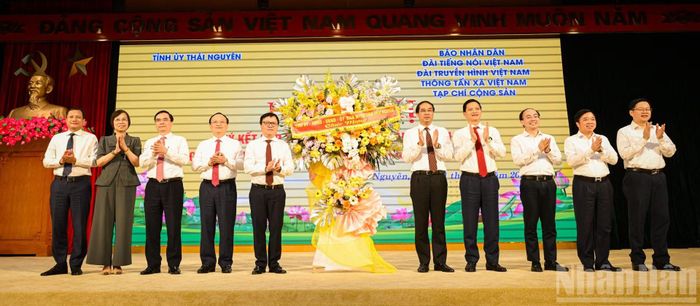 Tỉnh ủy Thái Nguyên tặng hoa chúc mừng 5 cơ quan thông tấn, báo chí nhân Ngày Báo chí Cách mạng Việt Nam 21/6.