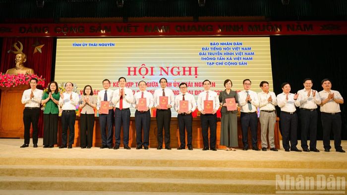 Lãnh đạo 5 cơ quan thông tấn, báo chí Trung ương ký kết hợp tác tuyên truyền với Tỉnh ủy Thái Nguyên.