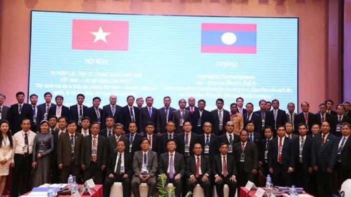 Các đại biểu chụp ảnh lưu niệm tại Hội nghị Tư pháp các tỉnh có chung đường biên giới Việt Nam-Lào mở rộng lần IV.