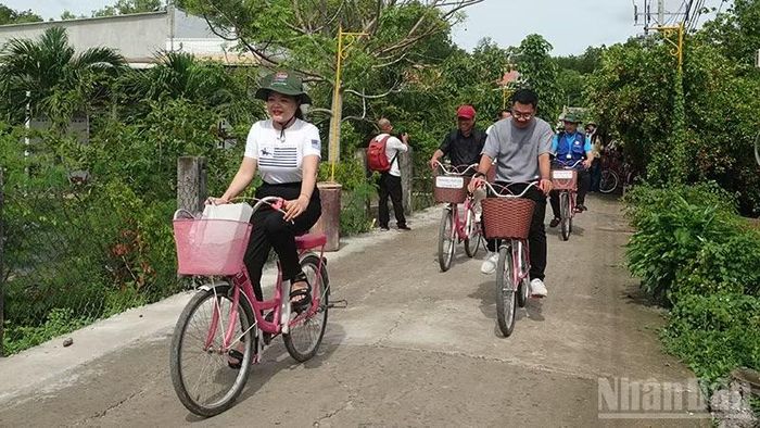 Khám phá Thiềng Liềng bằng xe đạp.