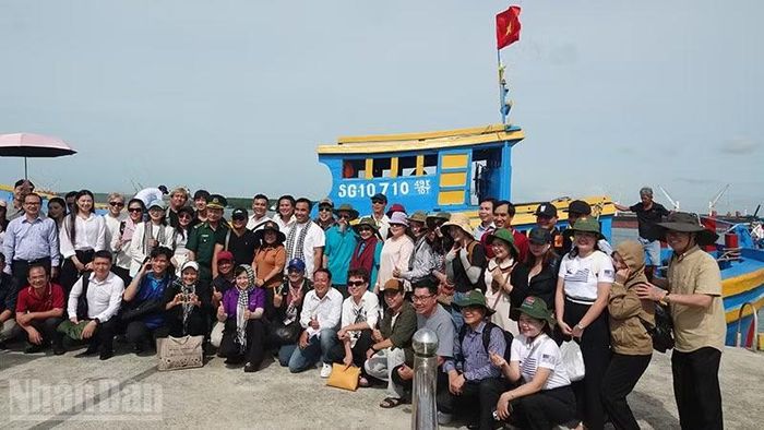 Đoàn đại biểu, nghệ sĩ tham gia buổi sinh hoạt chuyên đề chụp ảnh lưu niệm tại Thiềng Liềng.