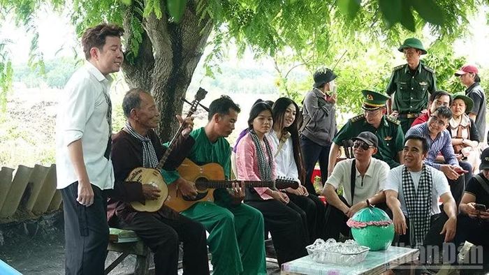 Các nghệ sĩ thưởng thức Đờn ca tài tử tại ấp Thiềng Liềng.