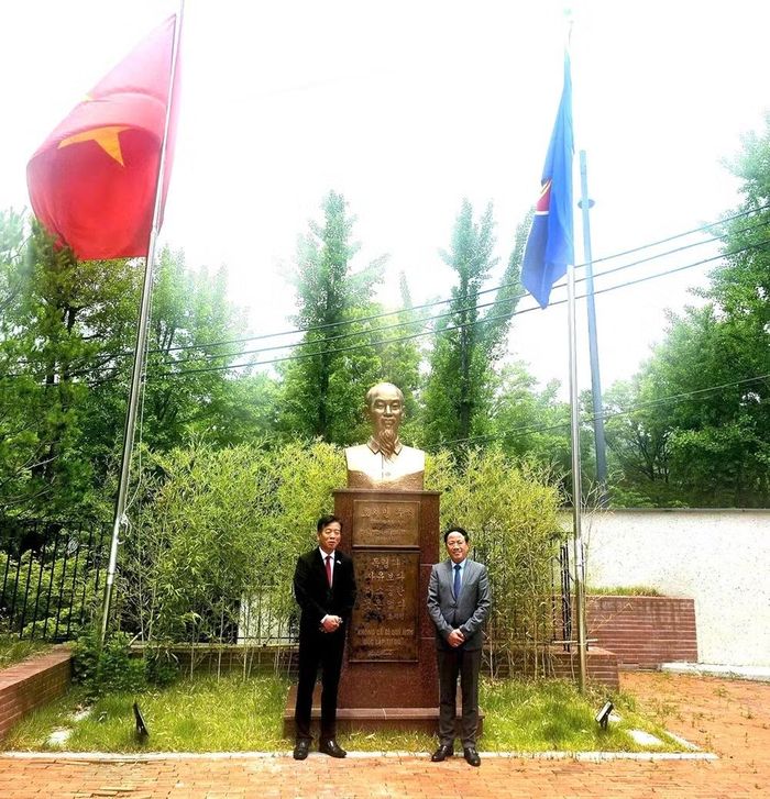 Đại sứ Vũ Hồ và Chủ tịch Ủy ban nhân dân tỉnh Gia Lai Phạm Anh Tuấn chụp ảnh kỷ niệm bên tượng Chủ tịch Hồ Chí Minh trong khuôn viên Đại sứ quán.