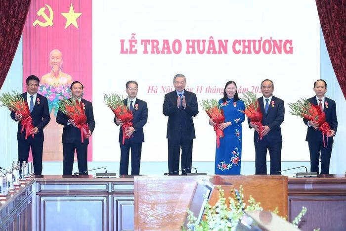 Tổng Bí thư, Chủ tịch nước Tô Lâm trao Huân chương Lao động hạng Nhất, Huân chương Lao động hạng Nhì tặng các đồng chí đã có thành tích xuất sắc trong công tác cải cách tư pháp. (Ảnh: ĐĂNG KHOA)