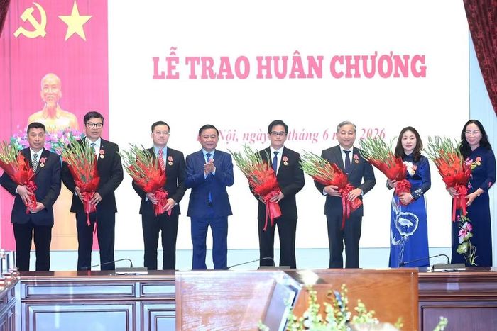 Thường trực Ban Bí thư Trần Cẩm Tú trao Huân chương Lao động hạng Ba tặng các đồng chí đã có thành tích xuất sắc trong công tác cải cách tư pháp. (Ảnh: ĐĂNG KHOA)