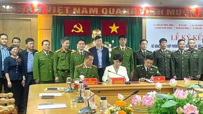 Lãnh đạo các đơn vị: Cục Cảnh sát phòng, chống tội phạm về môi trường, Cục Lâm nghiệp và Kiểm lâm, Cục Bảo tồn thiên nhiên và đa dạng sinh học ký kết biên bản phối hợp.