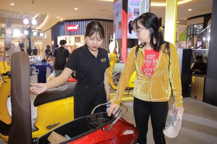 Ủy ban nhân dân thành phố Hà Nội đã có dự thảo hỗ trợ thiết thực cho việc người dân đổi phương tiện sử dụng nhiên liệu hóa thạch sang chạy bằng điện.