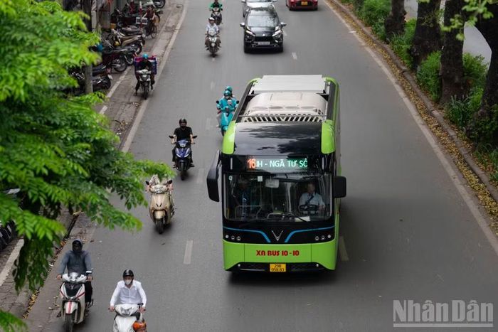 Giao thông công cộng xanh là giải pháp hữu hiệu nhất để đưa giao thông Hà Nội về giao thông xanh.