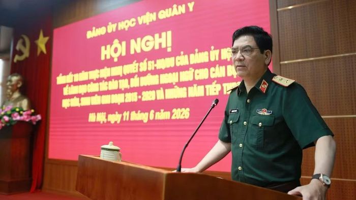 Trung tướng, Phó Giáo sư, Tiến sĩ Nghiêm Đức Thuận, Bí thư Đảng ủy, Chính ủy Học viện Quân y phát biểu tại hội nghị.