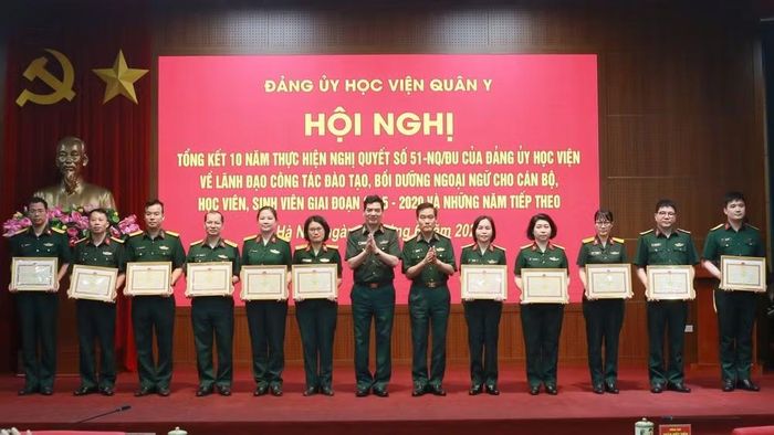 Các tập thể có thành tích xuất sắc trong triển khai thực hiện Nghị quyết số 51 của Đảng ủy Học viện Quân y được khen thưởng.