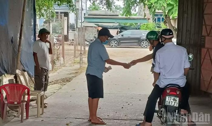 Xe mô-tô thu 2.000 đồng/lượt.