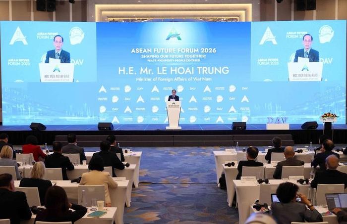 Ông Lê Hoài Trung, Ủy viên Bộ Chính trị, Bộ trưởng Bộ Ngoại giao, phát biểu tại Bế mạc Diễn đàn Tương lai ASEAN 2026 Ảnh: TTXVN