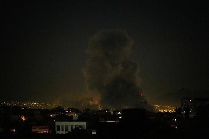 Cột khói bốc lên sau một cuộc tấn công ở Tehran, Iran hôm 1-3. Ảnh: AP