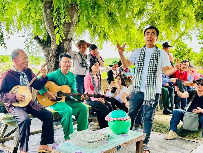 Các văn nghệ sĩ giao lưu đờn ca tài tử Nam Bộ tại nhà nghệ nhân Nguyễn Hồng Quỳnh ở ấp Thiềng Liềng (TP HCM )