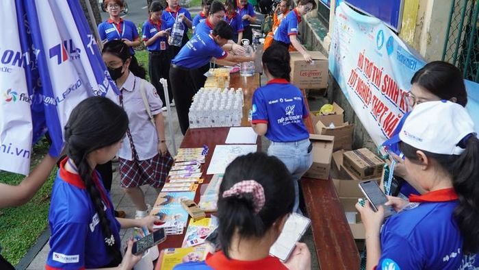 Sinh viên tình nguyện tiếp sức mùa thi ở tại các điểm thi trong cả nước