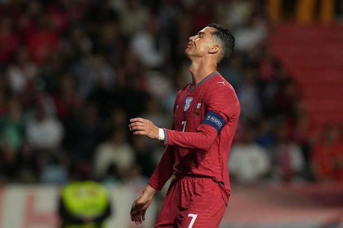 Cristiano Ronaldo tiếc nuối trong ngày bỏ lỡ những cơ hội ngon ăn trước Nigeria. Tiền đạo 41 tuổi không thể tận dụng các tình huống đối mặt thủ môn ở cả 2 hiệp.