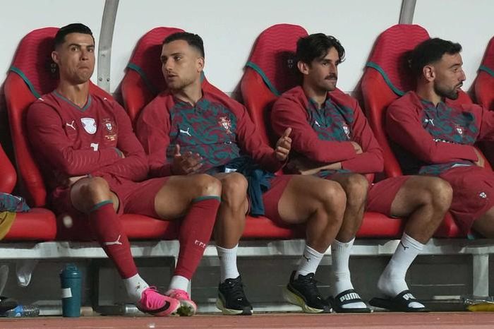 Cristiano Ronaldo ngồi trên ghế dự bị sau khi được thay ra ở phút 65. Anh chưa thể nâng kỷ lục ghi bàn ở cấp độ đội tuyển quốc gia nam lên con số 144. Ảnh: AP