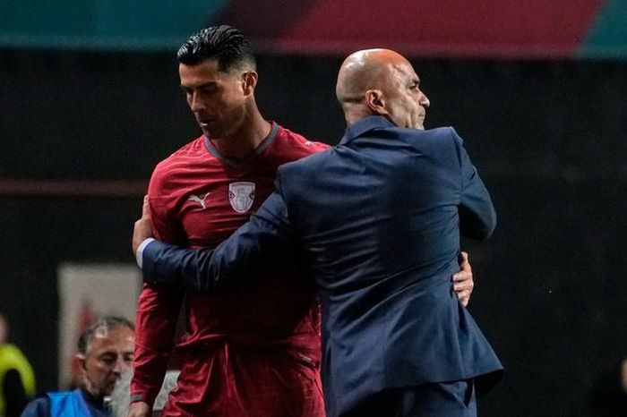 HLV Roberto Martinez ôm Cristiano Ronaldo bên đường biên trong trận giao hữu cuối của Bồ Đào Nha trước World Cup 2026. Ảnh: AP