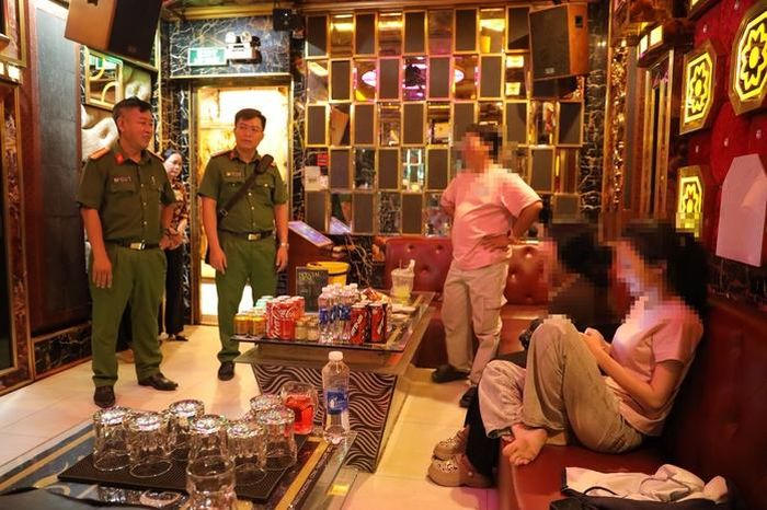 Cán bộ, chiến sĩ Công an Tây Ninh kiểm tra các cơ sở lưu trú và cơ sở kinh doanh có điều kiện trên địa bàn tỉnh. Ảnh: Công an Tây Ninh