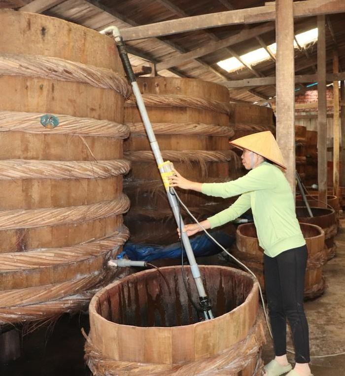 Giữa mùi thơm đặc trưng của cá cơm lên men, nghề làm nước mắm vẫn được gìn giữ qua nhiều thế hệ