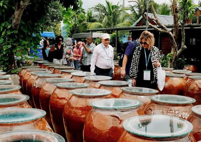 Các cơ sở sản xuất đang đầu tư công nghệ để nâng cao giá trị nước mắm truyền thống.