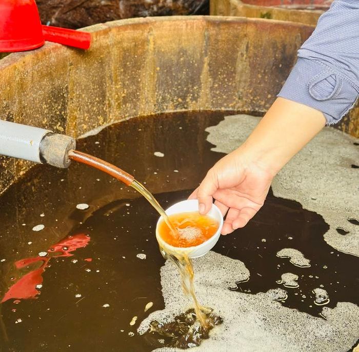 Nắng, gió và thời gian góp phần tạo nên những giọt nước mắm đậm đà của làng biển