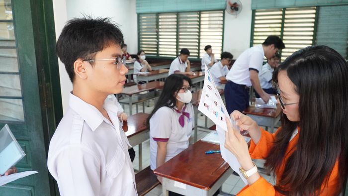Giám thị kiểm tra thông tin cá nhân mỗi thí sinh