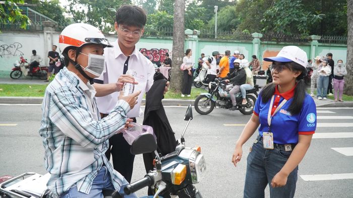 7 giờ 10 phút, một phụ huynh đưa thí sinh đến điểm thi được chiến sĩ "Tiếp sức mùa thi" hỗ trợ