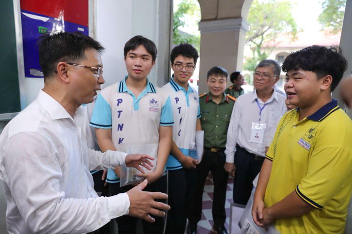 Phó Chủ tịch UBND TPHCM Nguyễn Mạnh Cường động viên tinh thần sĩ tử trước khi bước vào môn thi ngữ văn