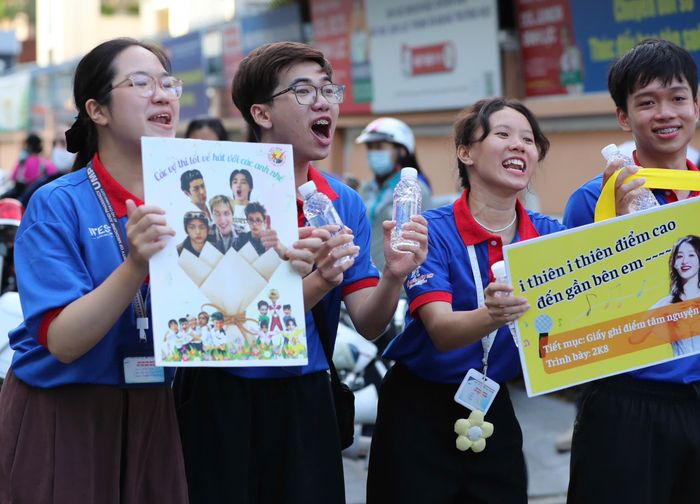 Các chiến sĩ "Tiếp sức mùa thi" tại điểm thi Trường THPT chuyên Lê Hồng Phong với những khẩu hiệu động viên rất đáng yêu, giảm bớt căng thẳng phòng thi cho thí sinh.