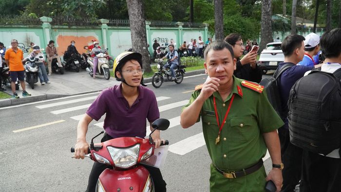 7 giờ, thí sinh tự do lái xe đến điểm thi và được hỗ trợ kịp thời