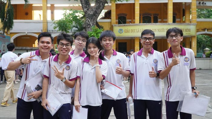 "Bóng hồng" Tuyết Ngân thoải mái trò chuyện cùng nhóm bạn trước giờ thi