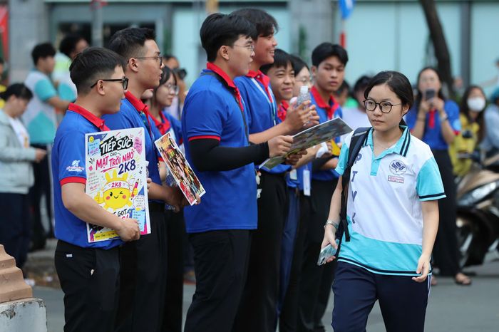 Nữ sinh Trường Phổ thông Năng khiếu (ĐHQG TPHCM) bình tĩnh bước vào kỳ thi quan trọng