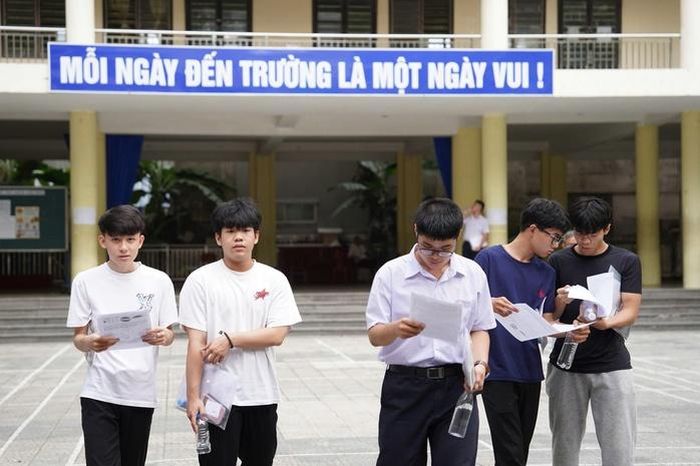 Thí sinh hoàn thành môn thi toán chiều 11-6 tại Đà Nẵng. Ảnh: BÍCH VÂN