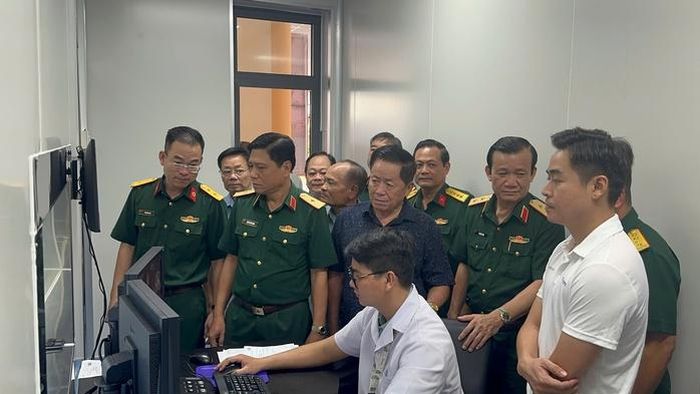 Các đại biểu tham quan hệ thống CT Scanner 256 lát cắt hiện đại hàng đầu hiện nay