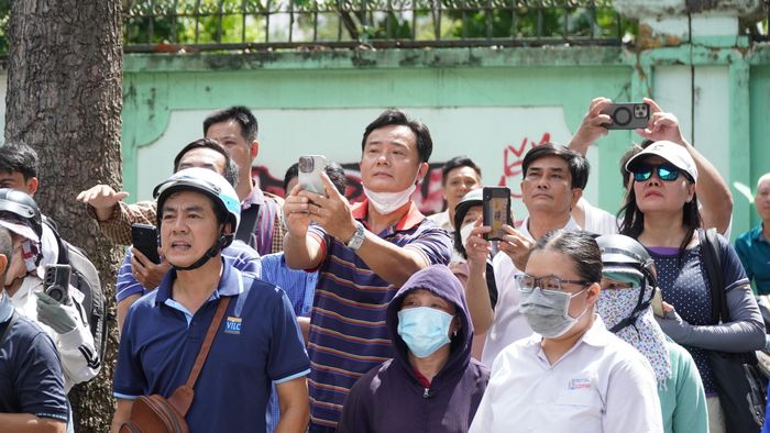 Mặc dù thời gian thi môn ngữ văn dài 120 phút nhưng vẫn có nhiều phụ huynh vẫn đứng chờ con.