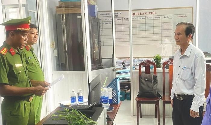 Triệu Văn Cang đang nghe tống đạt các quyết định