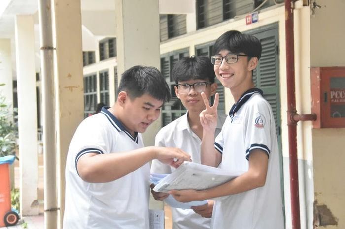 Thí sinh thi tốt nghiệp môn toán tại điểm thi Trường THPT Hùng Vương. Ảnh: TẤN THẠNH
