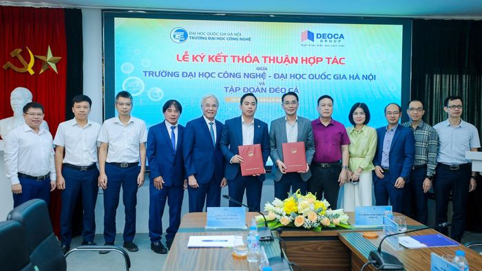 Đại diện Tập đoàn Đèo Cả và Trường Đại học Công nghệ - Đại học Quốc gia Hà Nội ký kết ghi nhớ hợp tác
