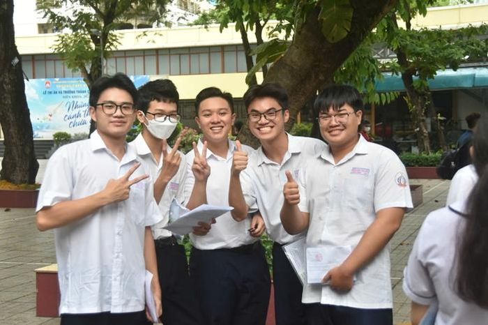 Thí sinh TPHCM vui vẻ sau khi kết thúc môn thi toán. Ảnh: Tấn Thạnh