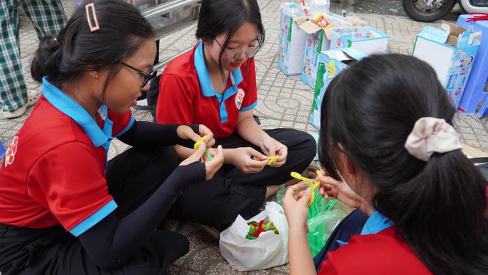 Không nghỉ trưa, nhóm tranh thủ làm hoa may mắn thật nhiều
