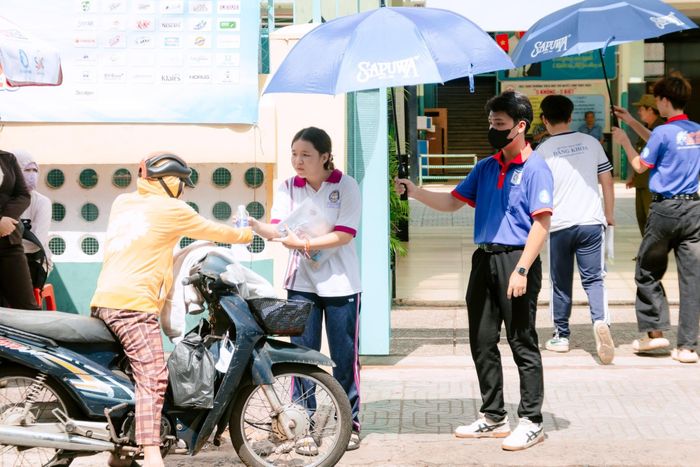 Hành động nhỏ nhưng khiến sĩ tử ấm lòng