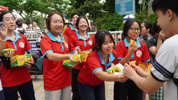 Sĩ tử nhận hoa và bánh từ các em học sinh lớp 10, 11