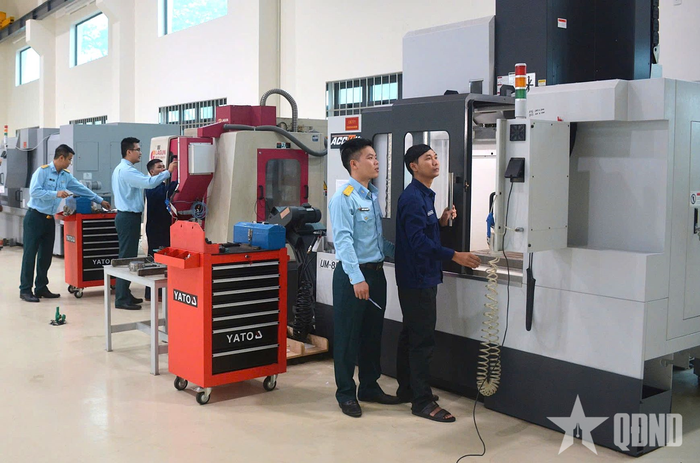 Hoạt động gia công cơ khí chính xác tại Phân xưởng 10, Nhà máy A32. Ảnh: HỒ KHÁNH