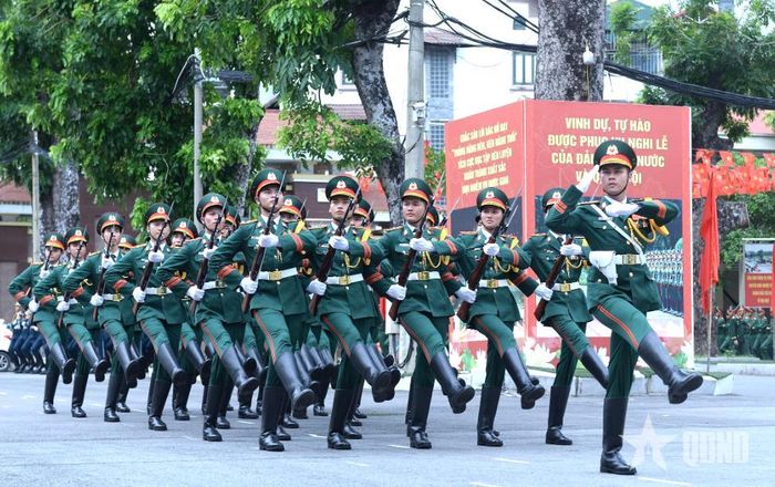  Duyệt đội ngũ tại Lễ tuyên thệ chiến sĩ mới của Đoàn Nghi lễ Quân đội, Bộ Tổng Tham mưu. Ảnh: NGỌC HÂN