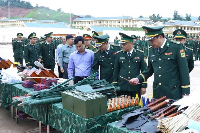 Các đại biểu tham quan mô hình học cụ huấn luyện tại Lễ tuyên thệ chiến sĩ mới của Trung tâm Huấn luyện-Cơ động Tây Bắc (Bộ tư lệnh Bộ đội Biên phòng). Ảnh: NGỌC LÂM
