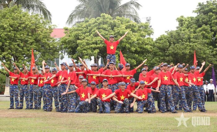  Đồng diễn múa tập thể tại Lễ tuyên thệ chiến sĩ mới của Lữ đoàn Công binh 131 Hải quân. Ảnh: DUY KHÁNH
