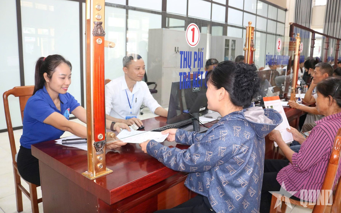 Tuổi trẻ Thủ đô đồng hành với người dân trong sử dụng dịch vụ công trực tuyến và ứng dụng công nghệ số. Ảnh: LÊ HÂN