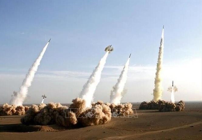 Lực lượng Vệ binh Cách mạng Hồi giáo Iran (IRGC) tuyên bố tiến hành các cuộc tấn công bằng tên lửa và thiết bị bay không người lái nhằm vào các lực lượng hoặc cơ sở của Mỹ.
